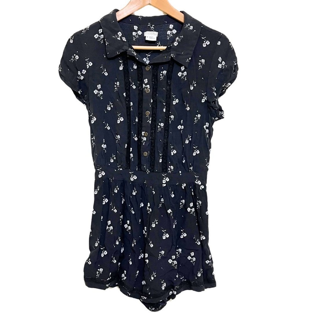 Lace Panel Floral Dark Navy Button Up Cap Sleeve Shorts Romper – Cooperative, M